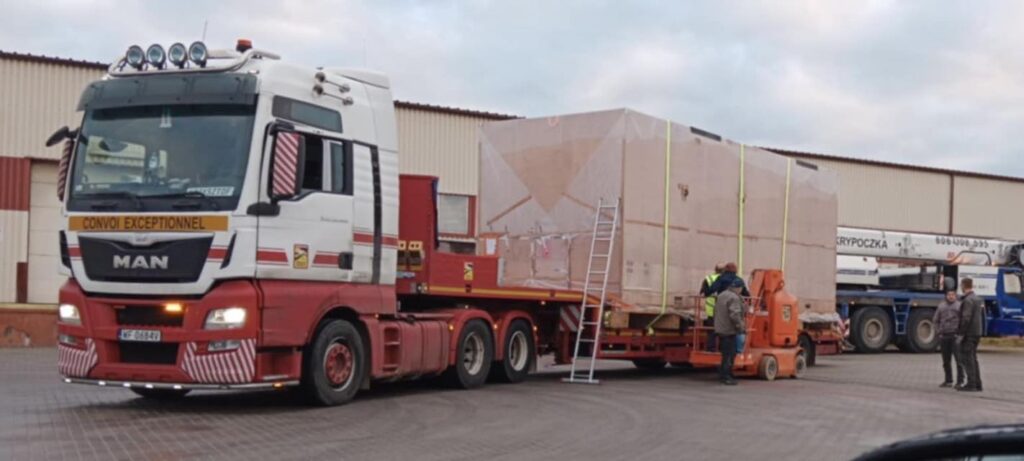 🎄 Świąteczny prezent dotarł na czas! 🎁 Dziś, tuż przed Świętami, do naszej firmy dotarła nowa maszyna 🚛⚙️ To dla nas nie tylko kolejny etap rozwoju, ale też najlepszy dowód na to, że rok kończymy mocnym akcentem. Dziękujemy wszystkim, którzy przyczynili się do tego projektu – od planowania, przez logistykę, aż po dzisiejszy rozładunek 👏 Teraz chwila oddechu, a po Świętach… zaczynamy nowy rozdział 💪 Z okazji nadchodzących Świąt Bożego Narodzenia życzymy wszystkim: 🎄 spokoju 🎄 zdrowia 🎄 i energii do realizacji kolejnych planów w Nowym Roku Wesołych Świąt! ✨🎅
